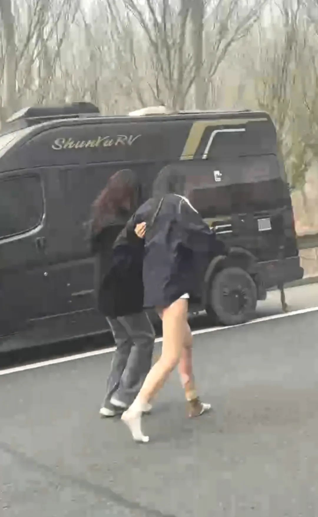 辽宁一载学生大巴车在高速起火，目击者：侧翻过护栏到对向车道自燃，伤者均已送医