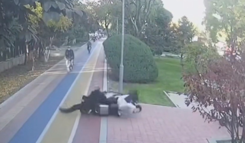 警示丨银川一男子为赶公交拔腿猛冲,瞬间将电动车撞翻在地! 警示丨银川一男子为赶公交拔腿猛冲,瞬间将电动车撞翻在地!