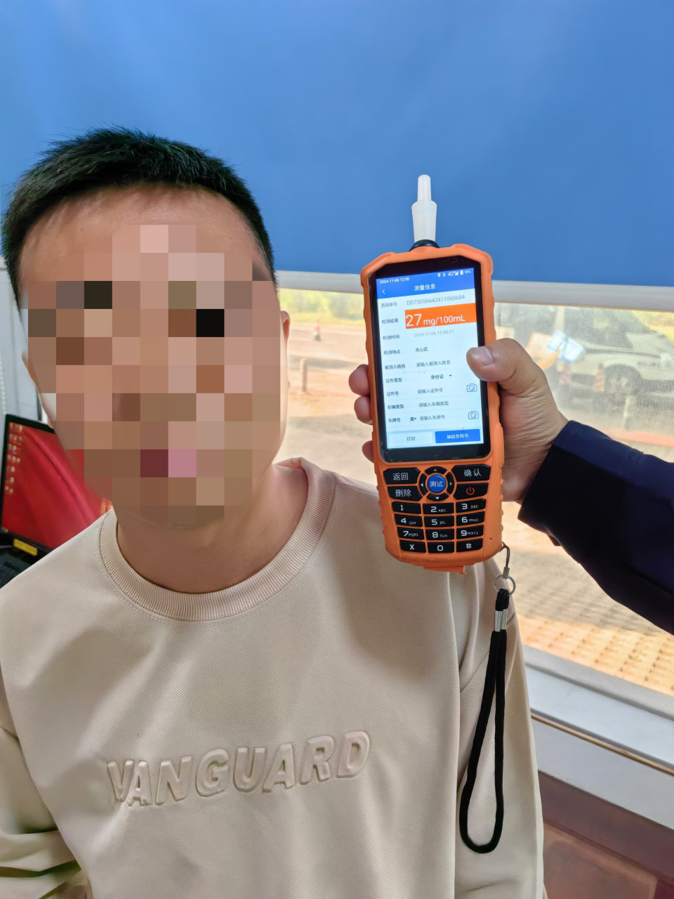 不划算！喝一罐啤酒就弄丢了工作，大货车驾驶员酒驾被查，五年内不能考证