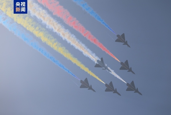 全新换装、全新动作!空军“八一”飞行表演队歼-10C劲舞蓝天 全新换装、全新动作!空军“八一”飞行表演队歼-10C劲舞蓝天