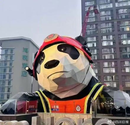 “负重”打工~春熙路的爬墙熊猫有班味儿了