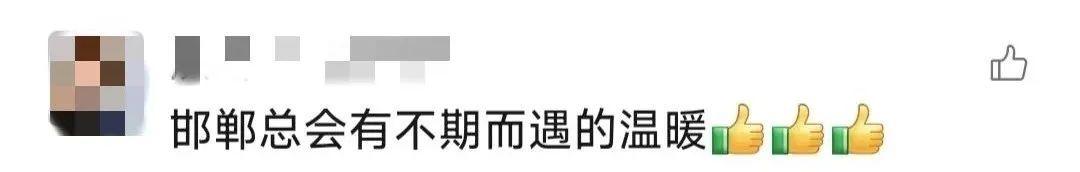 惊险！车辆侧翻，他们一拥而上……