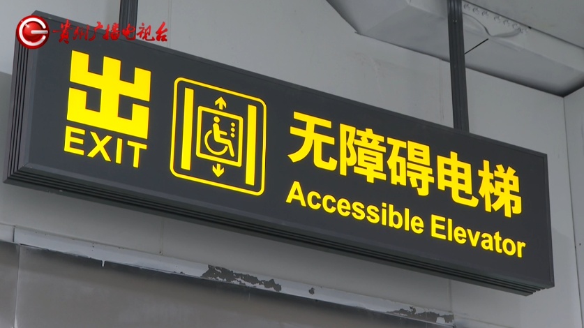 “我当时感觉很绝望...”阿姨地铁站坐扶梯不慎摔倒，到底谁来负责？