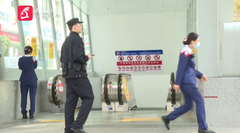 “我当时感觉很绝望...”阿姨地铁站坐扶梯不慎摔倒，到底谁来负责？