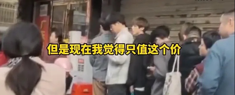 “你剪个发30元,拉低行业档次!”发型师晓华回应同行嘲讽 “你剪个发30元,拉低行业档次!”发型师晓华回应同行嘲讽