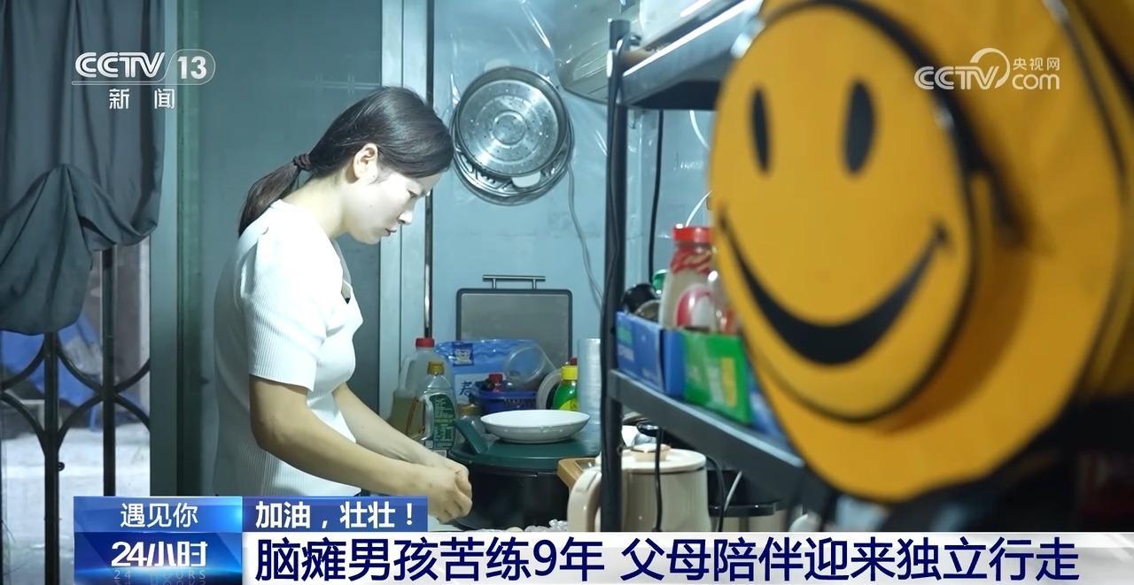 9年迈出第一步！在父母坚持下脑瘫男孩迎来新的人生