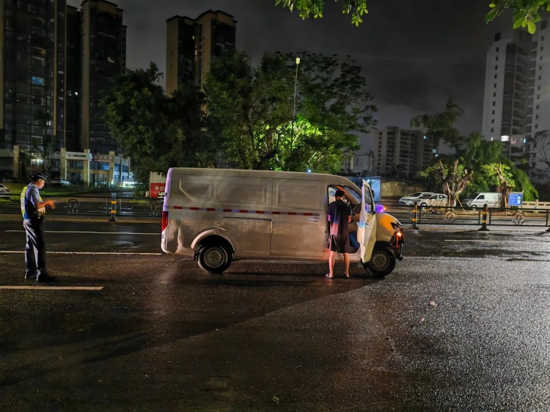 喝酒至凌晨2点,男子驾车撞护栏花坛后,竟在车里睡着…… 喝酒至凌晨2点,男子驾车撞护栏花坛后,竟在车里睡着……