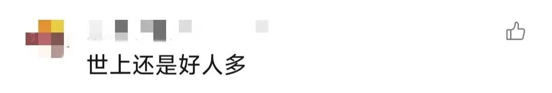 惊险！车辆侧翻，他们一拥而上……