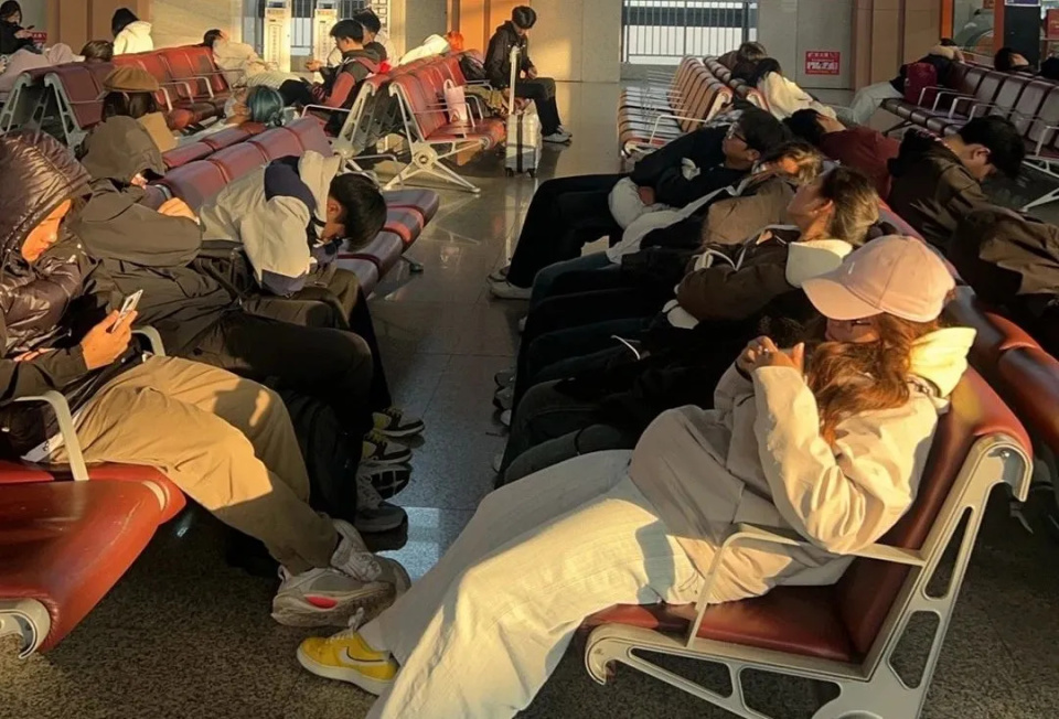 夜晚骑行50公里的大学生在开封火车站睡着了! 夜晚骑行50公里的大学生在开封火车站睡着了!