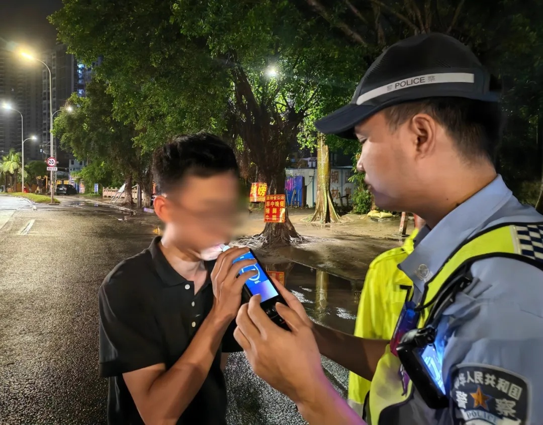 喝酒至凌晨2点,男子驾车撞护栏花坛后,竟在车里睡着…… 喝酒至凌晨2点,男子驾车撞护栏花坛后,竟在车里睡着……