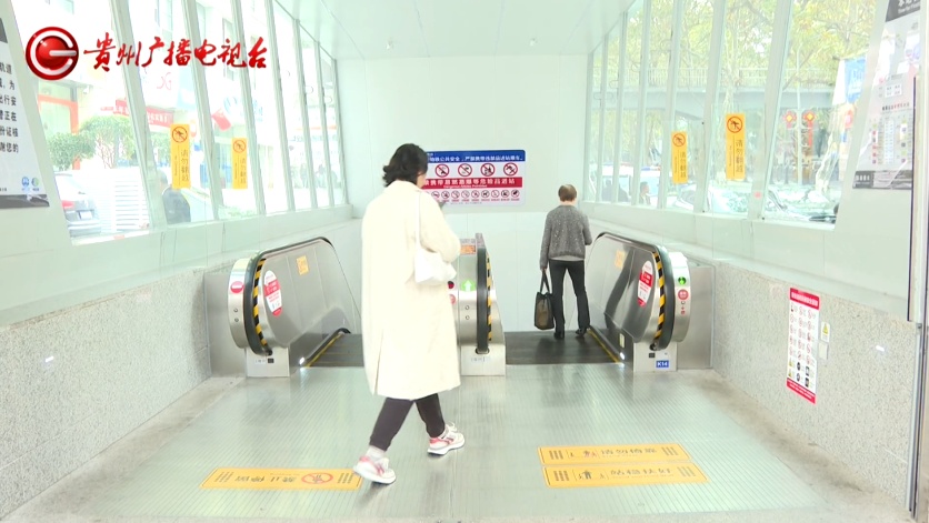 “我当时感觉很绝望...”阿姨地铁站坐扶梯不慎摔倒，到底谁来负责？