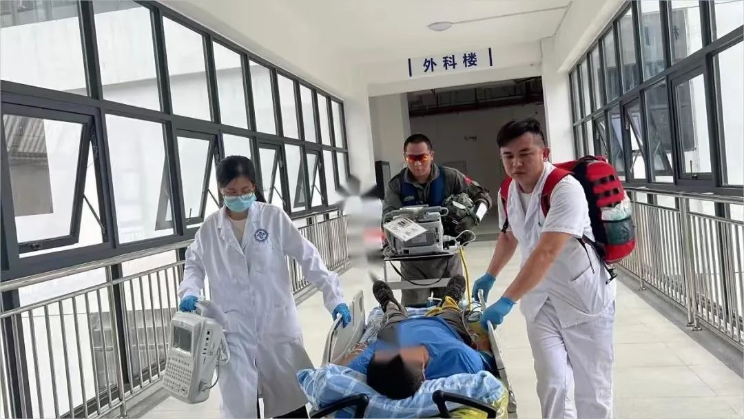 12分钟极速营救!深圳直升机救援堪比“电影大片” 12分钟极速营救!深圳直升机救援堪比“电影大片”