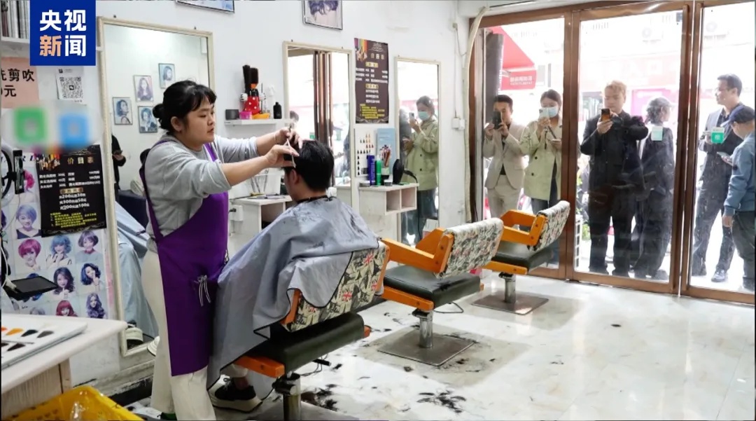 意外爆火！有人找她理发，等了三天两夜