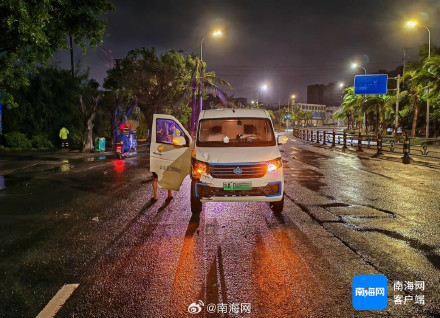 海口一司机醉驾犯困连撞护栏和花坛还停车睡觉 交警：涉嫌危险驾驶罪已立案