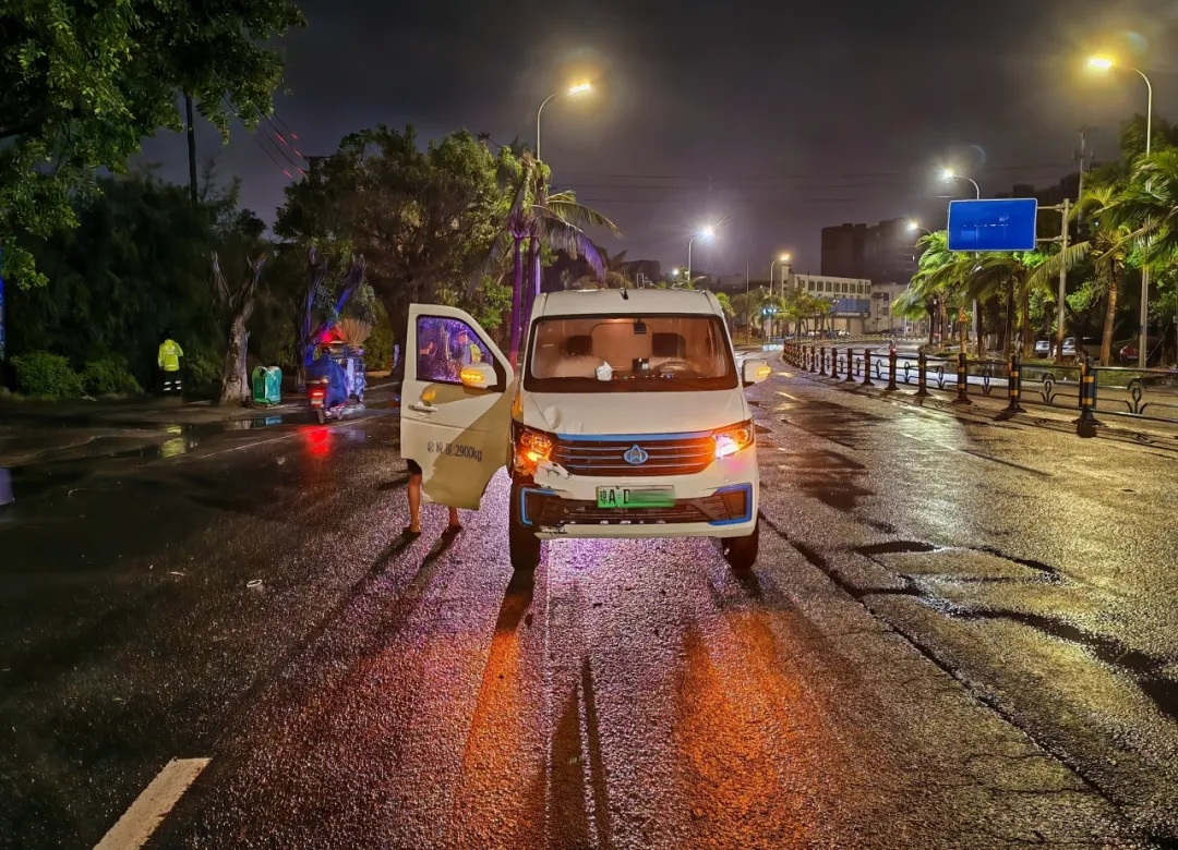 喝酒至凌晨2点,男子驾车撞护栏花坛后,竟在车里睡着…… 喝酒至凌晨2点,男子驾车撞护栏花坛后,竟在车里睡着……