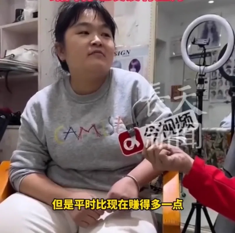 “你剪个发30元,拉低行业档次!”发型师晓华回应同行嘲讽 “你剪个发30元,拉低行业档次!”发型师晓华回应同行嘲讽