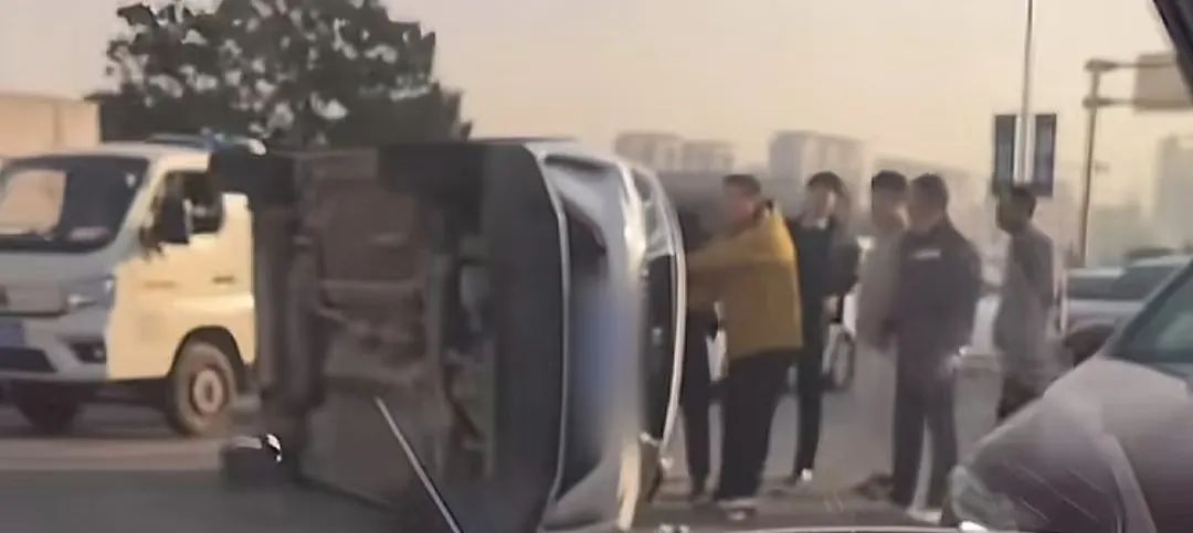 惊险！车辆侧翻，他们一拥而上……