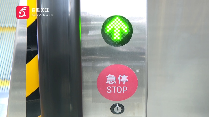 “我当时感觉很绝望...”阿姨地铁站坐扶梯不慎摔倒，到底谁来负责？