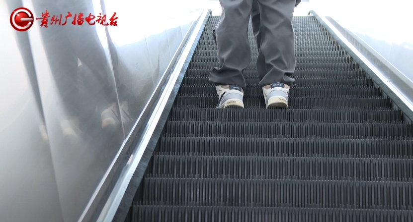 “我当时感觉很绝望...”阿姨地铁站坐扶梯不慎摔倒，到底谁来负责？