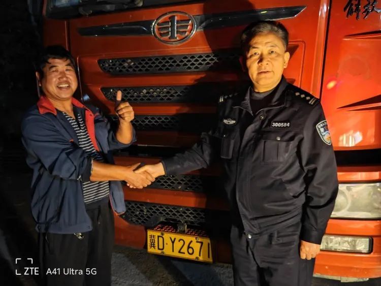 “重庆人真好！”大货司机千里来渝深夜迷路 重庆民警开车带路