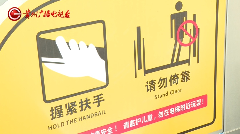 “我当时感觉很绝望...”阿姨地铁站坐扶梯不慎摔倒，到底谁来负责？