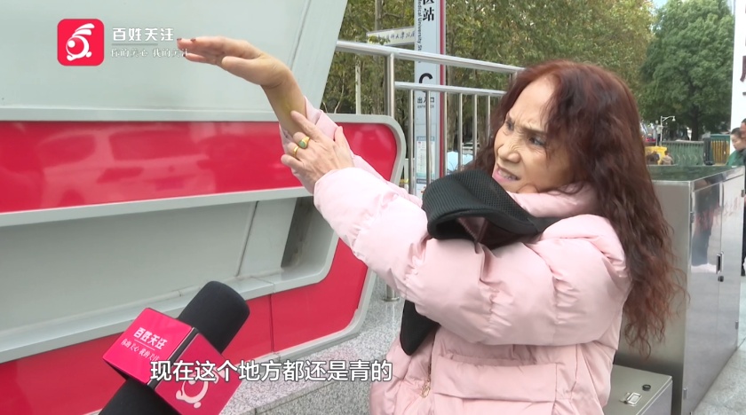 “我当时感觉很绝望...”阿姨地铁站坐扶梯不慎摔倒，到底谁来负责？