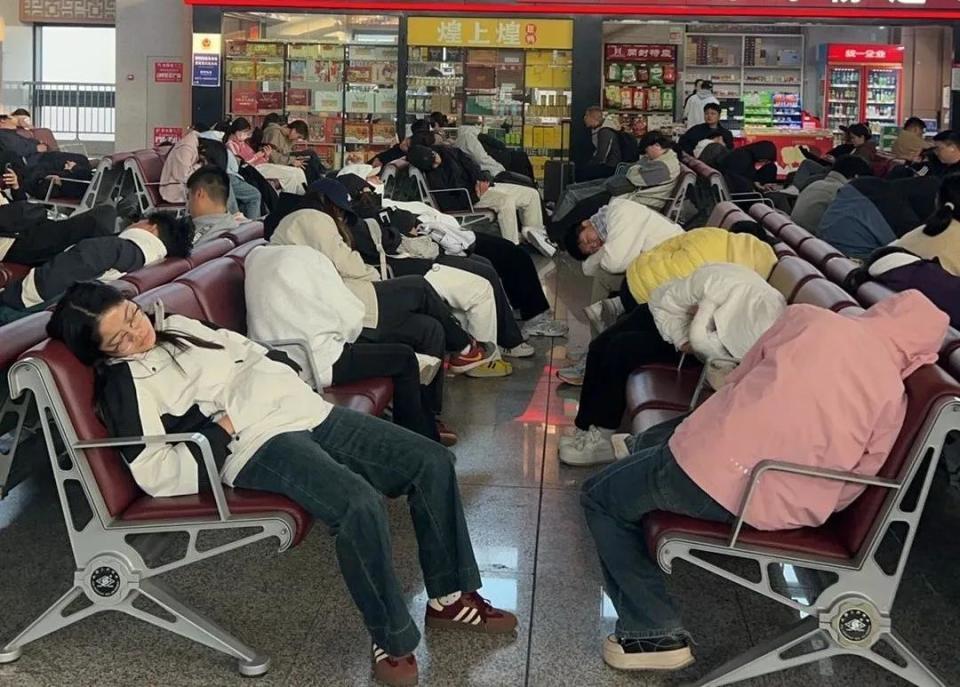 夜晚骑行50公里的大学生在开封火车站睡着了! 夜晚骑行50公里的大学生在开封火车站睡着了!