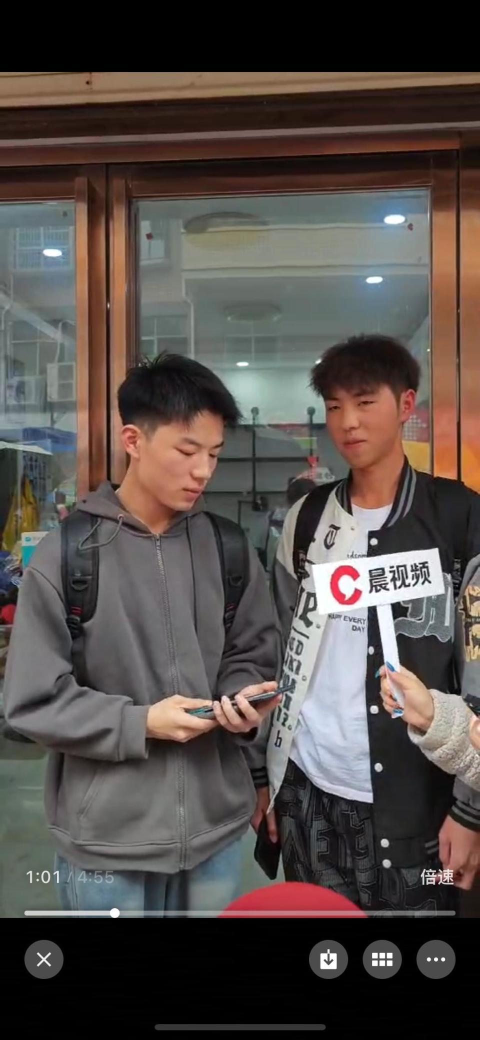 男大爆改易烊千玺?本人表示:通宵排队取号,湖南怀化网红发型师晓华妙手出“奇迹” 男大爆改易烊千玺?本人表示:通宵排队取号,湖南怀化网红发型师晓华妙手出“奇迹”