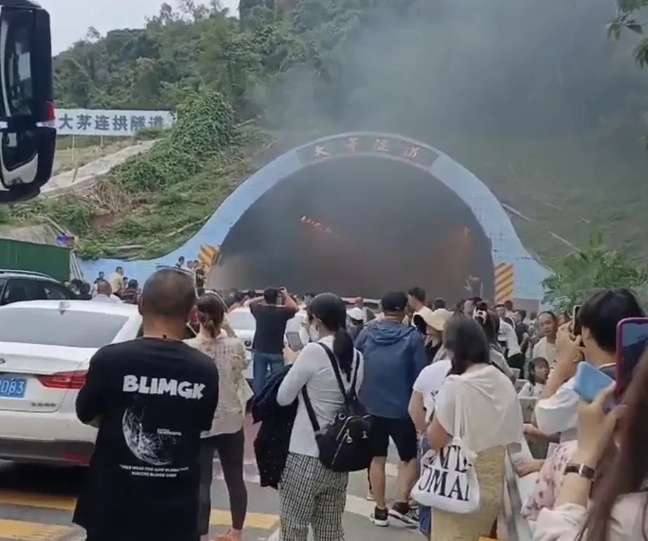 三亚大茅隧道内车辆着火,当地通报 三亚大茅隧道内车辆着火,当地通报