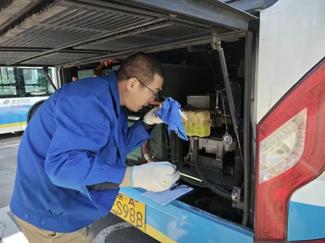 冬天坐公交暖和吗？北京公交集团冬运保障这样做——