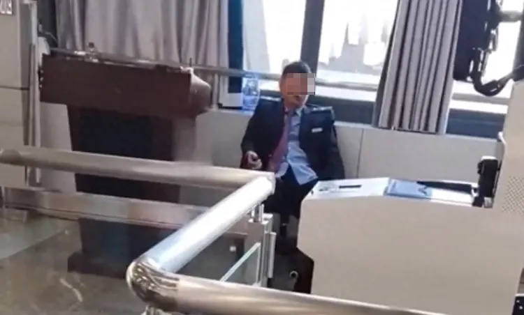 高铁站员工被曝上班懒散、盘核桃！网友：画面感太强…