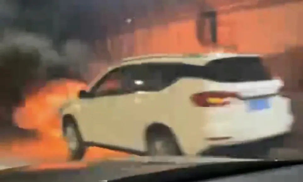 三亚大茅隧道内车辆着火,当地通报 三亚大茅隧道内车辆着火,当地通报