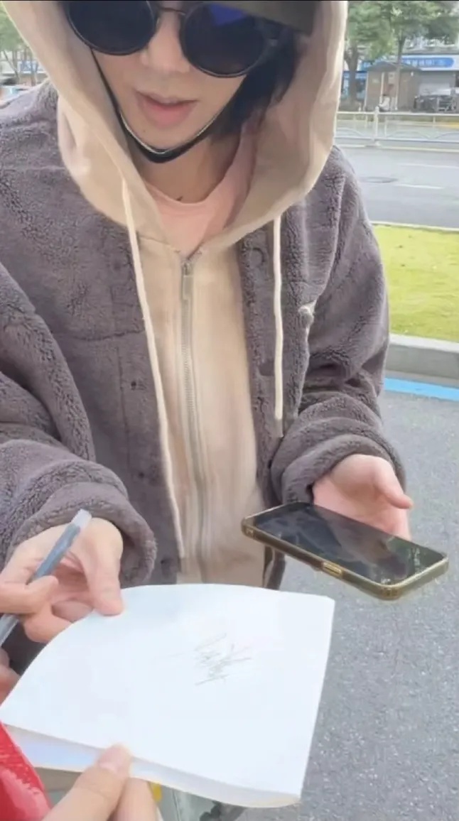 华晨宇一个举动引热议!此前朱丹自曝因此被骗光积蓄 华晨宇一个举动引热议!此前朱丹自曝因此被骗光积蓄