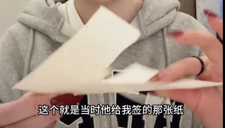 歌手华晨宇一个举动,网友炸锅了! 歌手华晨宇一个举动,网友炸锅了!