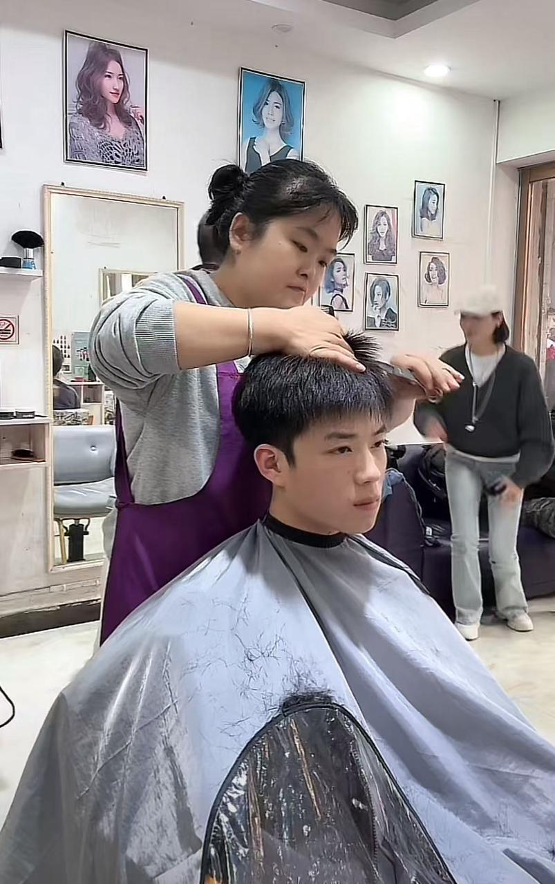 男大爆改易烊千玺?本人表示:通宵排队取号,湖南怀化网红发型师晓华妙手出“奇迹” 男大爆改易烊千玺?本人表示:通宵排队取号,湖南怀化网红发型师晓华妙手出“奇迹”