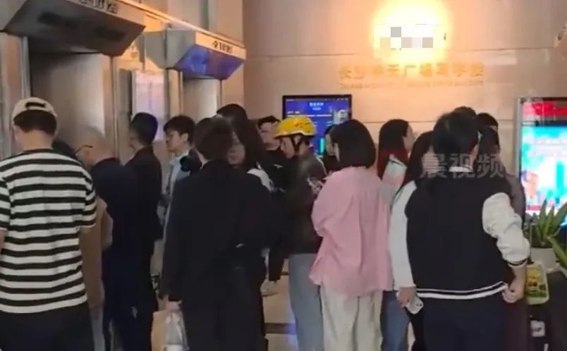 “生命仅有一次，请珍惜”，电梯异常“温馨提示”引争议