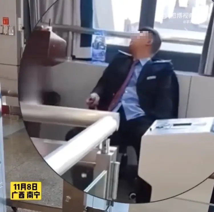 高铁站员工被曝上班懒散、盘核桃！网友：画面感太强…