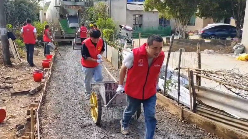 长沙20多名志愿者帮8旬独居腿疾老人修路：累趴了，但老人再也不怕摔跤