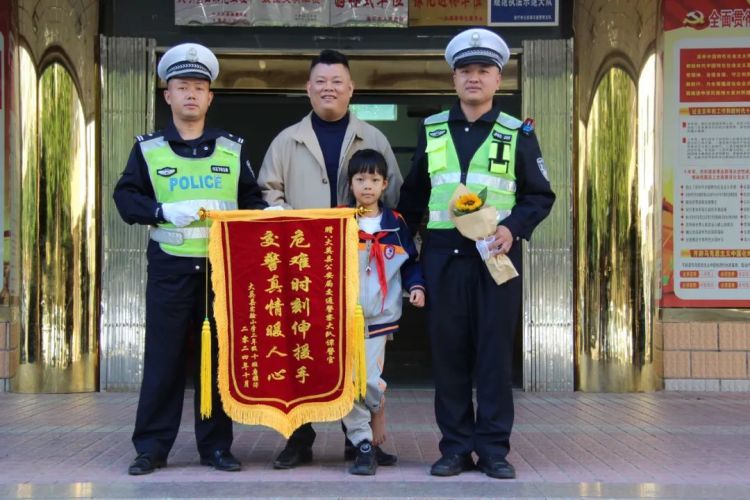 街头，一男子焦急地拦停了巡逻警车……