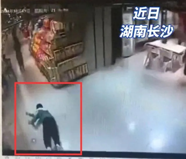 儿子超市奔跑摔晕没人扶，妈妈怒砸店！超市回应