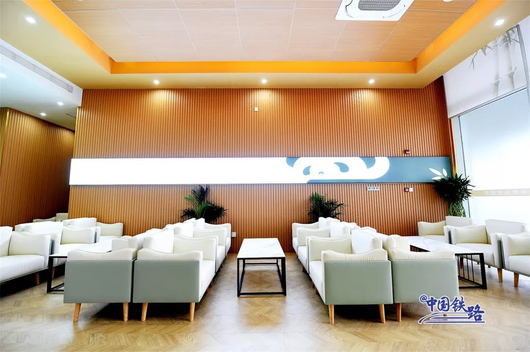 “最萌”火车站亮相！网友：没见过这种站牌