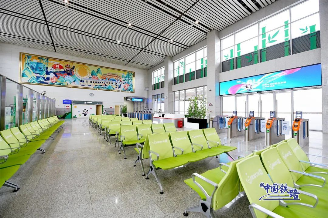 “最萌”火车站亮相！网友：没见过这种站牌
