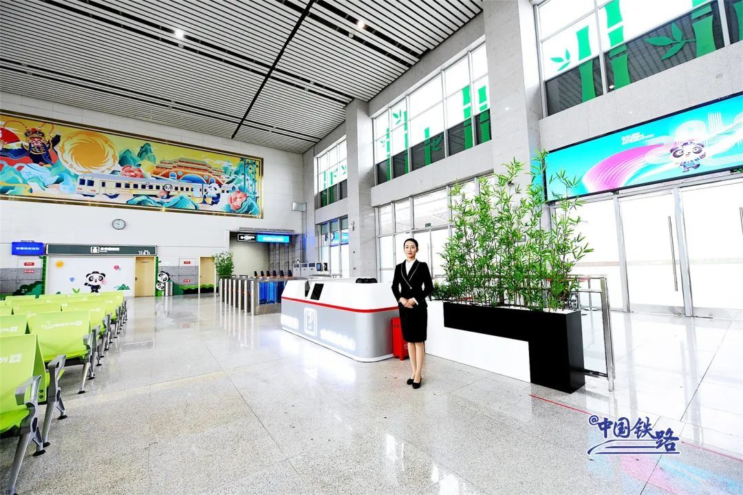 “最萌”火车站亮相！网友：没见过这种站牌