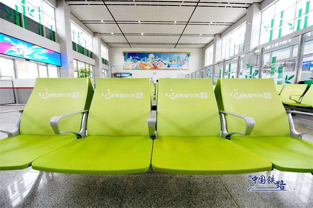 “最萌”火车站亮相！网友：没见过这种站牌