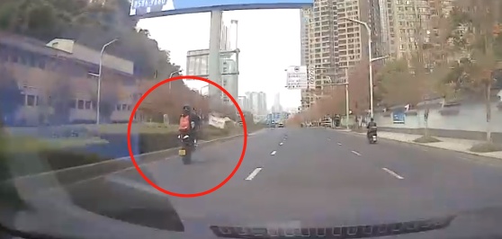 15岁男孩骑摩托“翘头”炫技 &nbsp;他爸：“要好好敲打一下！”