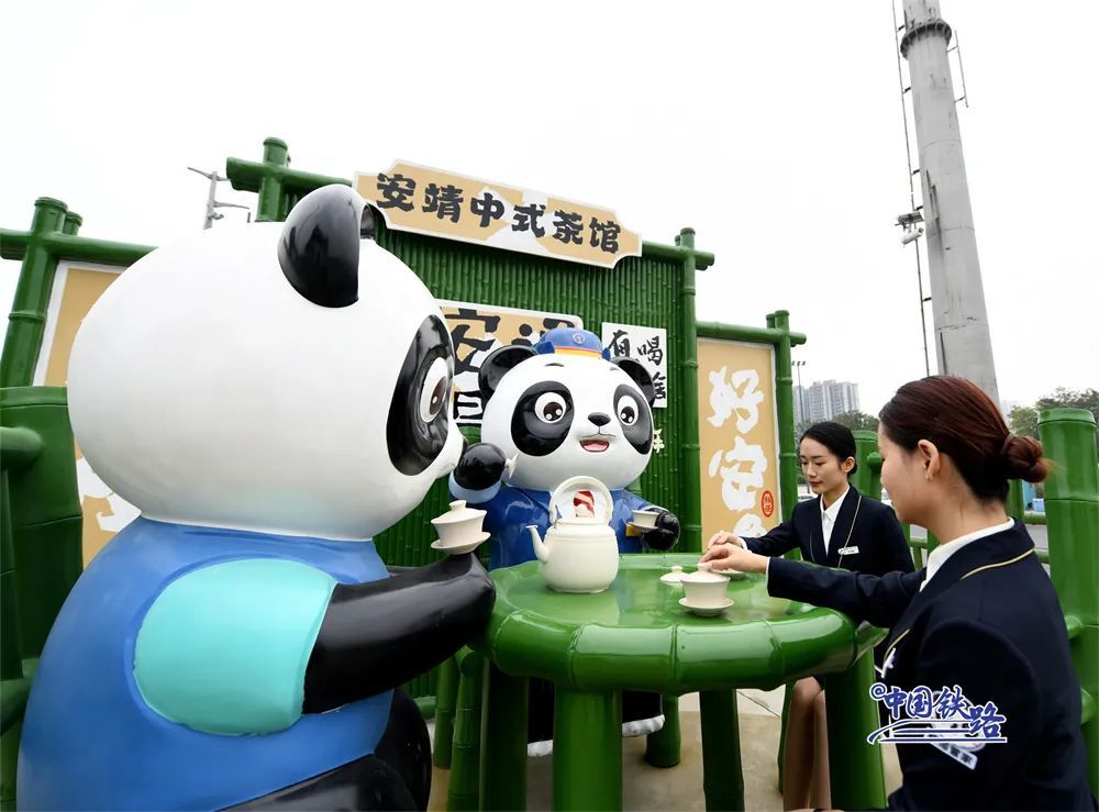 “最萌”火车站亮相！网友：没见过这种站牌