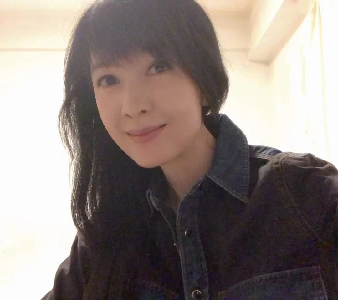 歌手周慧敏突然晒照发声！网友：从小美到大