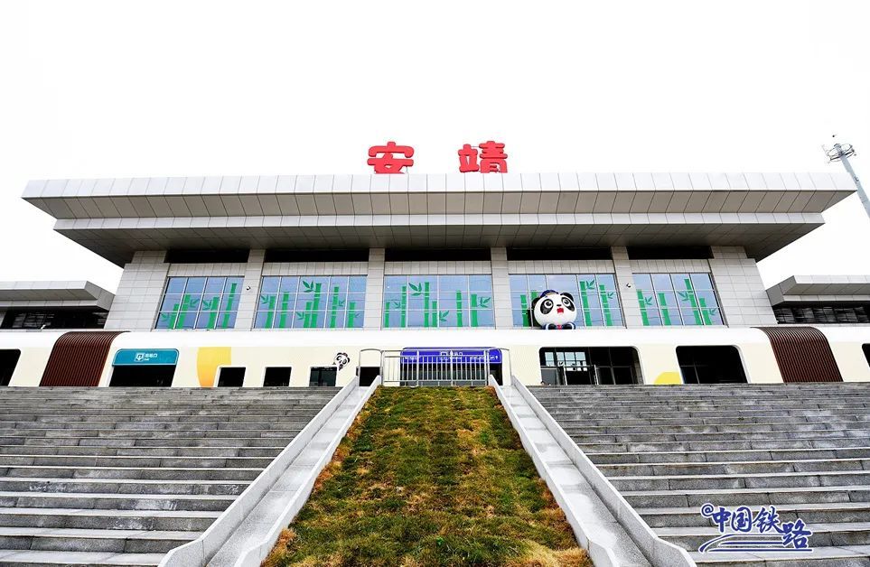 “最萌”火车站亮相！网友：没见过这种站牌