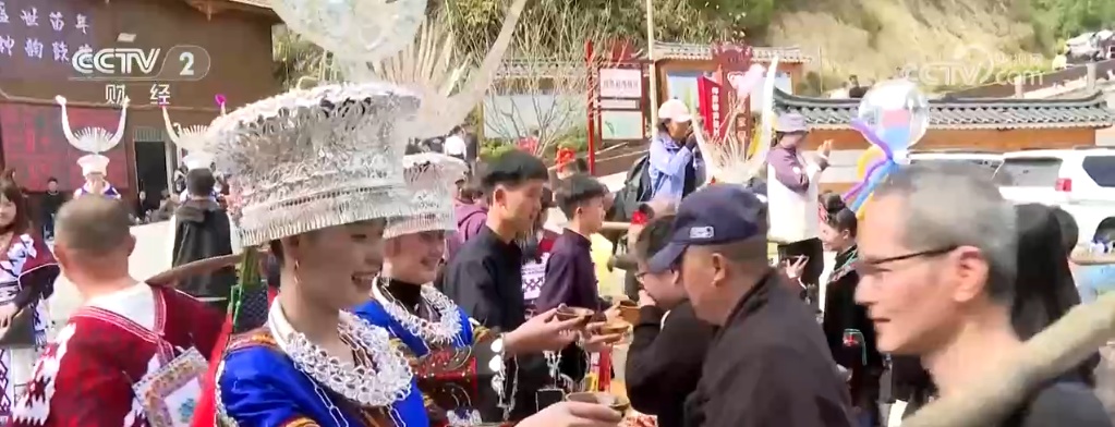 长桌宴、讨花带、拦门酒 “传统节日+旅游”赋能乡村促振兴