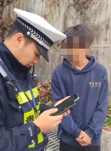 15岁男孩骑摩托“翘头”炫技 &nbsp;他爸：“要好好敲打一下！”